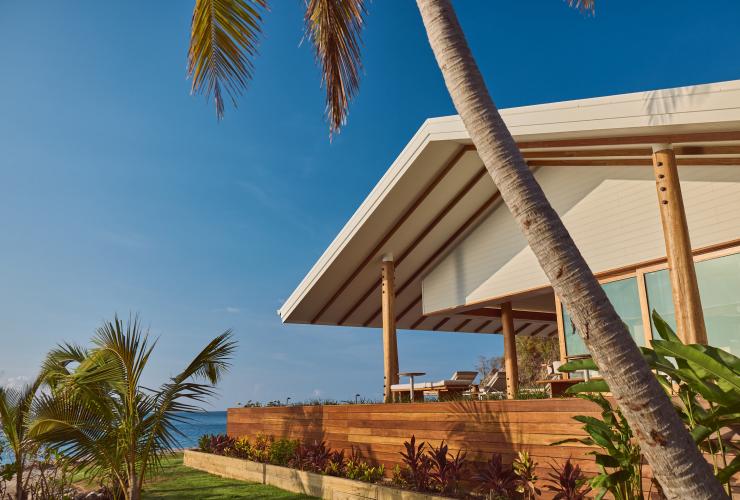 Extérieur d'un hébergement doté d'une grande terrasse avec chaises longues surplombant l'océan à Pelorus Private Island, Palm Island, Queensland © Jason lerace/Pelorus Private Island