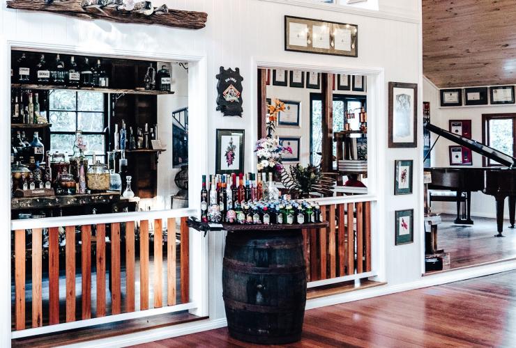 Pemandangan interior dekor dan minuman yang dipajang di Tamborine Mountain Distillery, Tamborine Mountain, Queensland © Tamborine Mountain Distillery