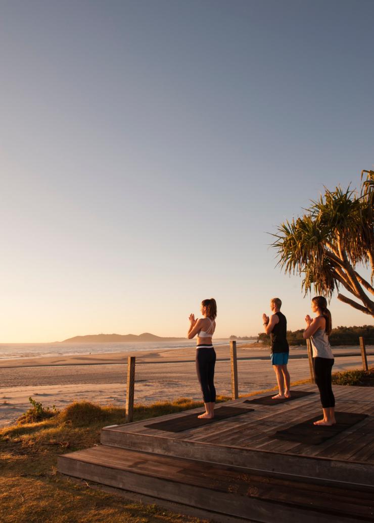 Yoga Saat Matahari Terbit, Elements of Byron Bay, Byron Bay, NSW © Destination NSW