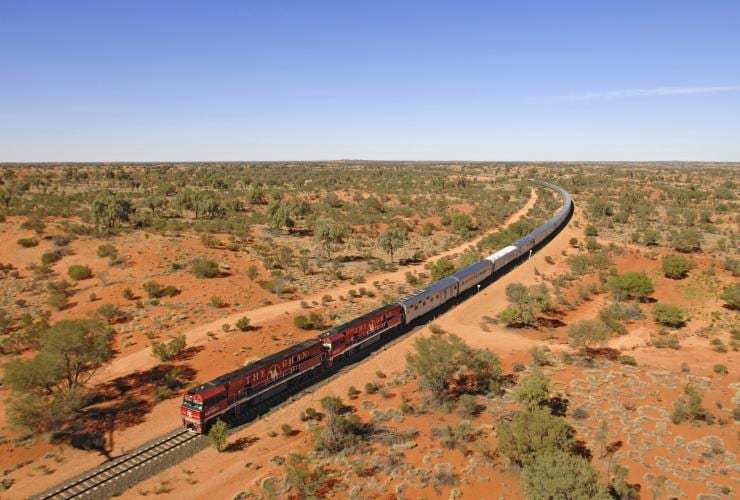 The Ghan melakukan perjalanan melintasi pedalaman, Central Australia © Tourism NT/Steve Strike