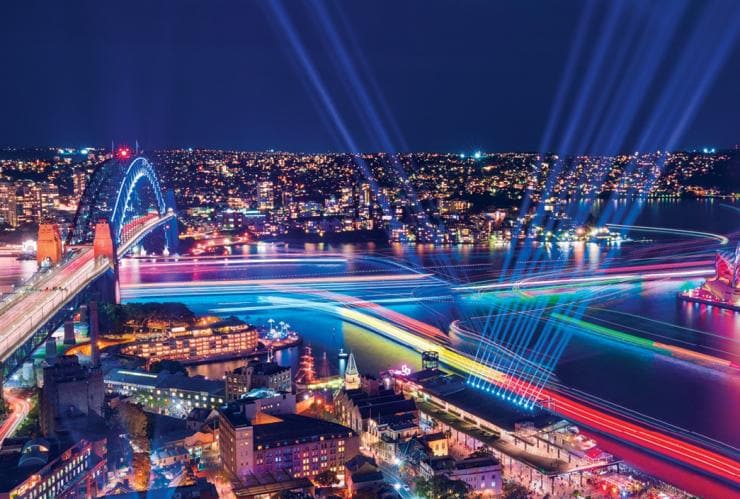 Il Sydney Harbour illuminato con un arcobaleno di luci durante Vivid Sydney, Sydney, New South Wales