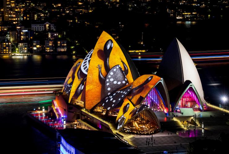La Sydney Opera House illuminata con un'opera d'arte ispirata alle Songline (le vie dei canti) durante Vivid Sydney, New South Wales © Destination NSW