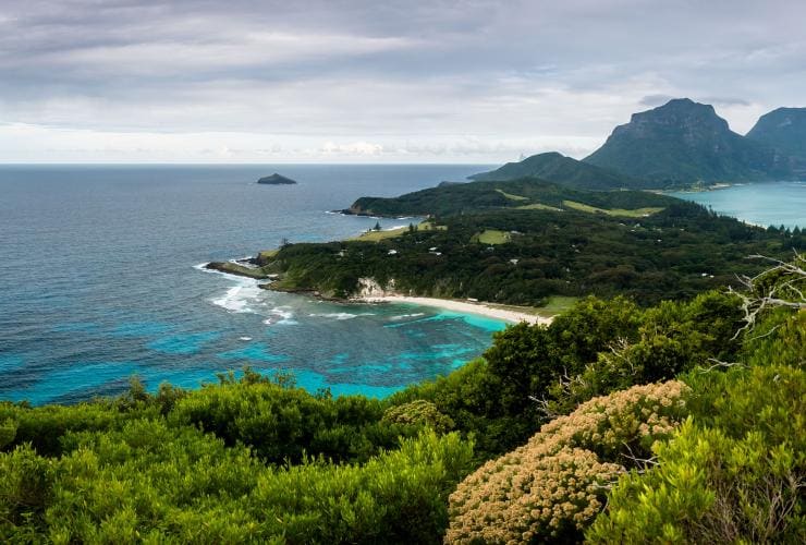 Cime verdeggianti, limpide acque blu e spiagge di sabbia bianca di Lord Howe Island viste dalla cima di Malabar Hill, New South Wales © James Vodicka