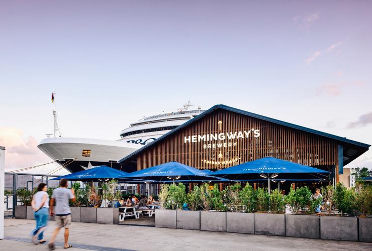 クイーンズランド州、ケアンズ、ヘミングウェイズ・ブルワリー・ケアンズ・ワーフ © Hemingway's Brewery Cairns Wharf