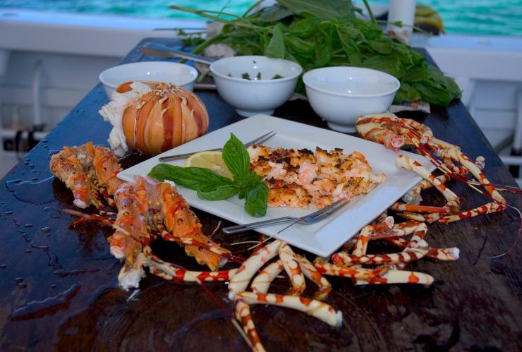 해거스톤 아일랜드에서 해산물이 접시에 먹음직하게 담겨 있는 모습, 그레이트 배리어 리프, 퀸즐랜드 © 해거스톤 아일랜드