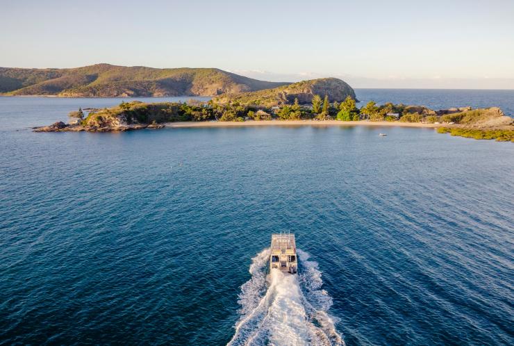 空中俯瞰一艘船正駛向昆士蘭州摩羯（Capricorn）南瓜島（Pumpkin Island）©昆士蘭旅遊及活動推廣局