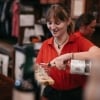 西澳州庫努納拉的Hoochery釀酒廠咖啡店調酒師把烈酒倒進品酒托板上的玻璃杯©西澳州旅遊局